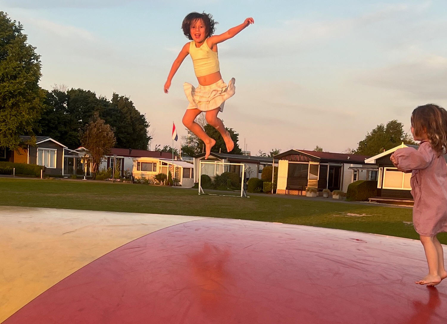 Lola & Evi op het Springkussen