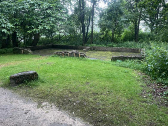 Fundering en restanten van het lijkenhuisje in Kamp Amerfoort