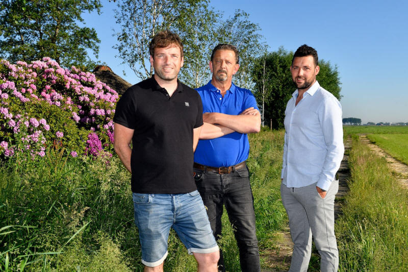 Bas (zwart shirt) en broer Freek (witte blouse) met Arie (blauw shirt)